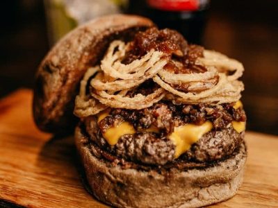 burger-sandwich-and-cola-on-wooden-surface-2983104.jpg